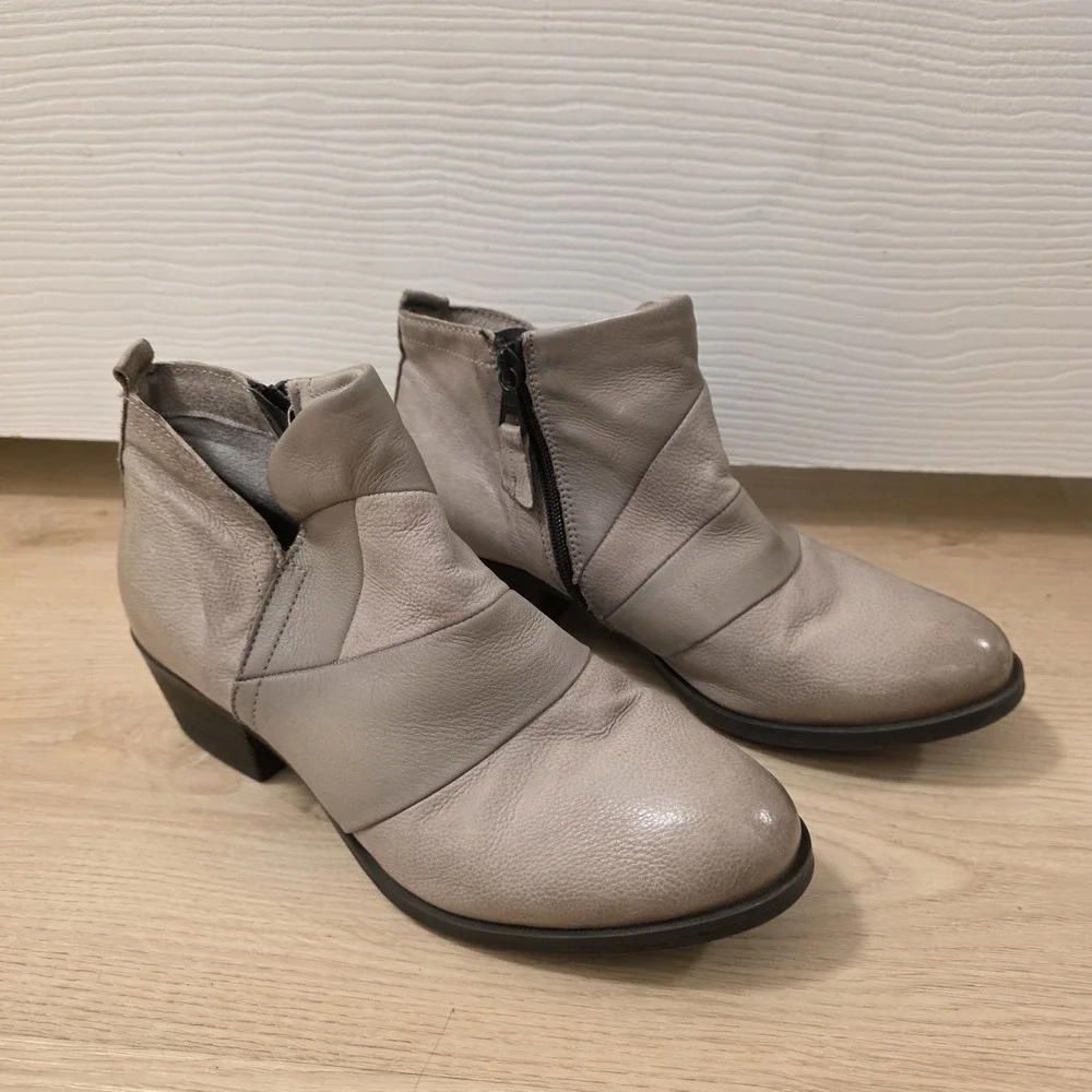 Miz Mooz Taupe‎ Leather Cut-Out Grunge Going Out Distressed Ankle Boots Size 7.5